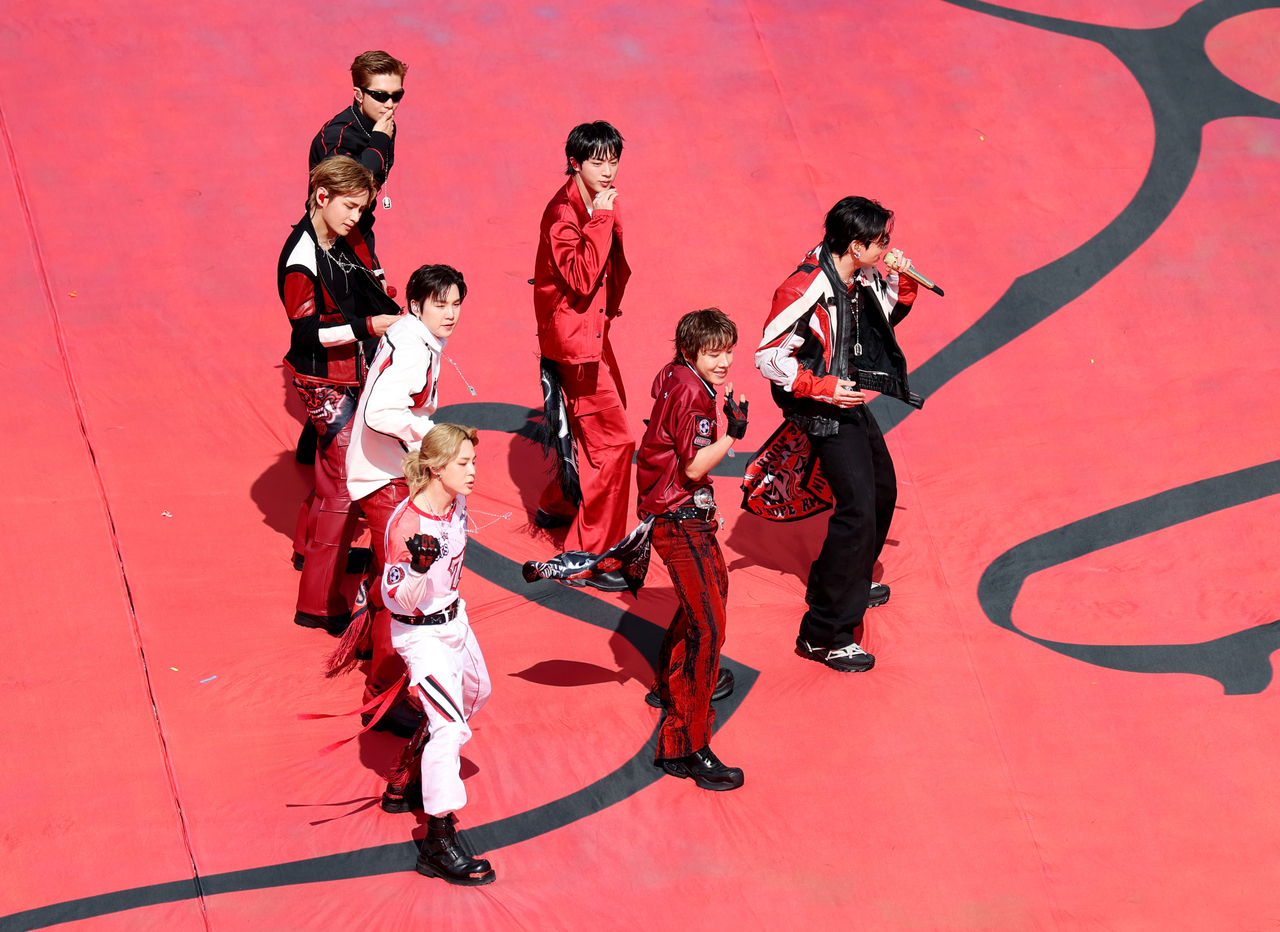 BTS Delivers Explosive “Dynamite” Performance at World Cup Final