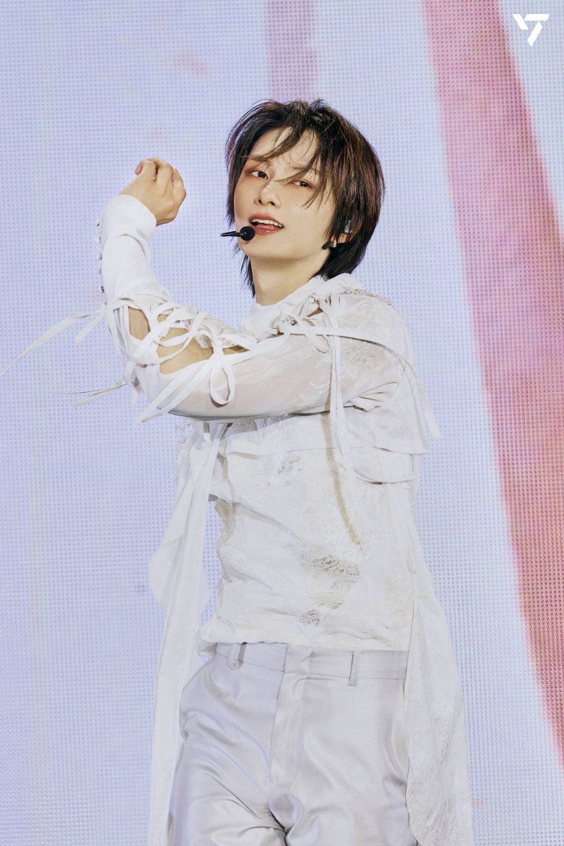 Jun during SEVENTEEN WORLD TOUR [NEW_] ENCORE performance.