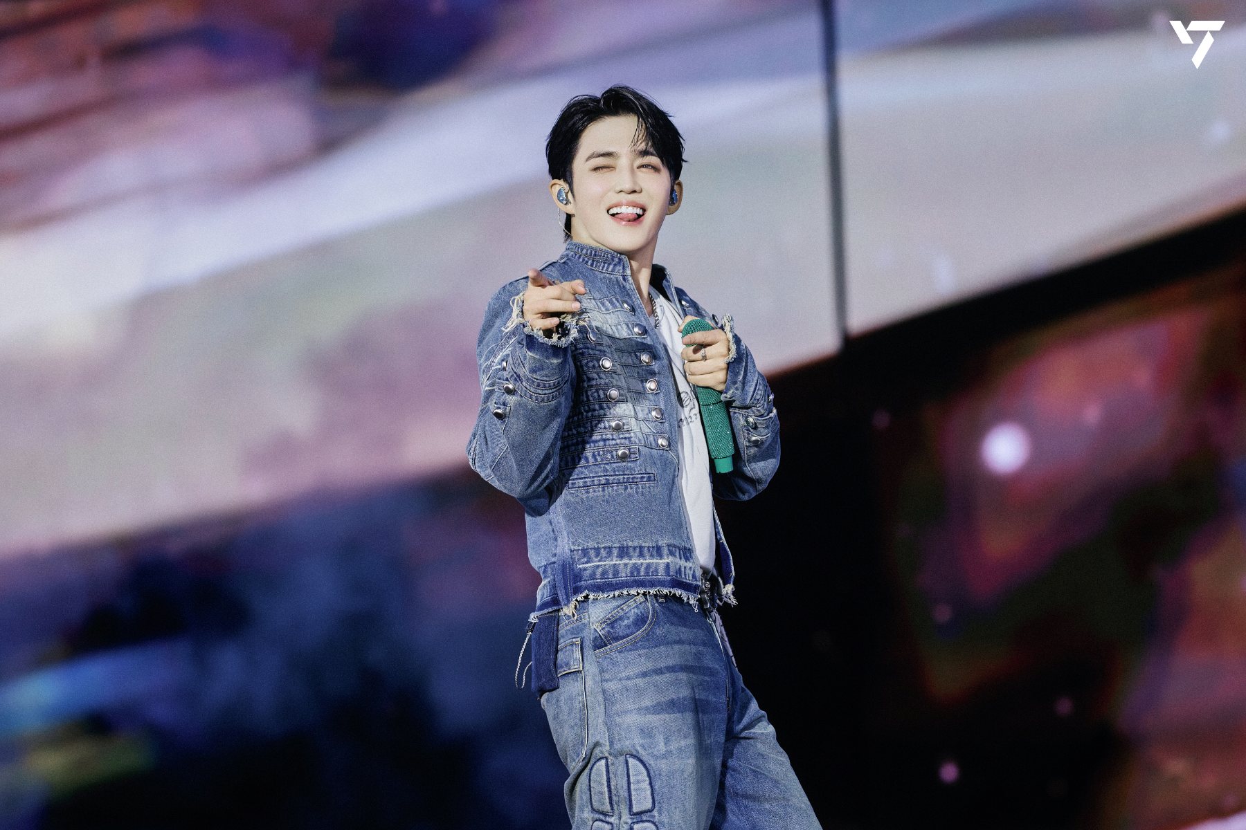 S.coups winking at camera while wearing denim outfit during SEVENTEEN WORLD TOUR [NEW_] ENCORE.